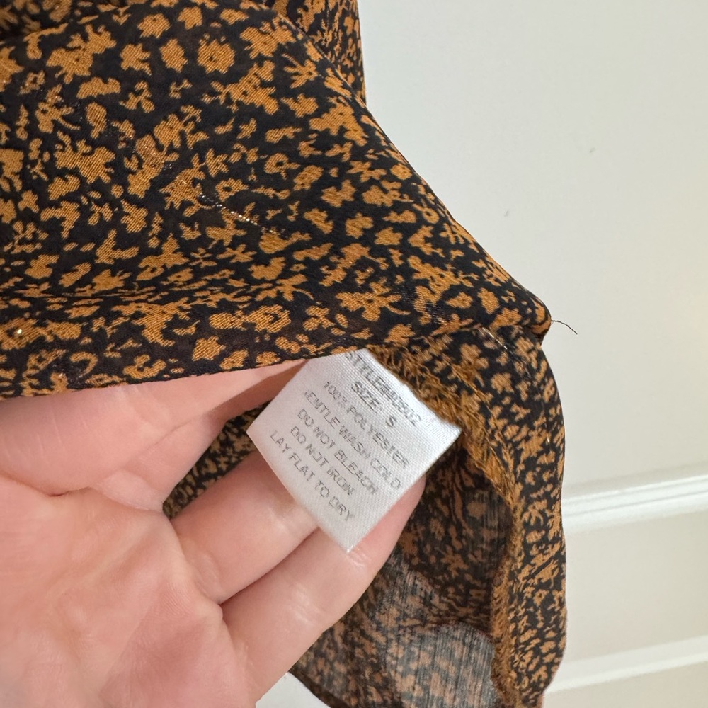 GRADE & GATHER BLACK AND RUST RUFFLE SLEEVE GOLD THREAD TOP - Picture 7 of 8